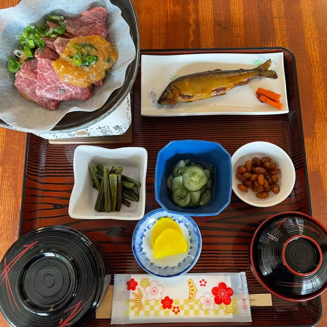 豐盛的日式晚餐套餐，包含可自選的飛驒牛、烤魚等主菜，搭配多樣小菜與米飯，是在飛驒高山享用當地美食的絕佳選擇。