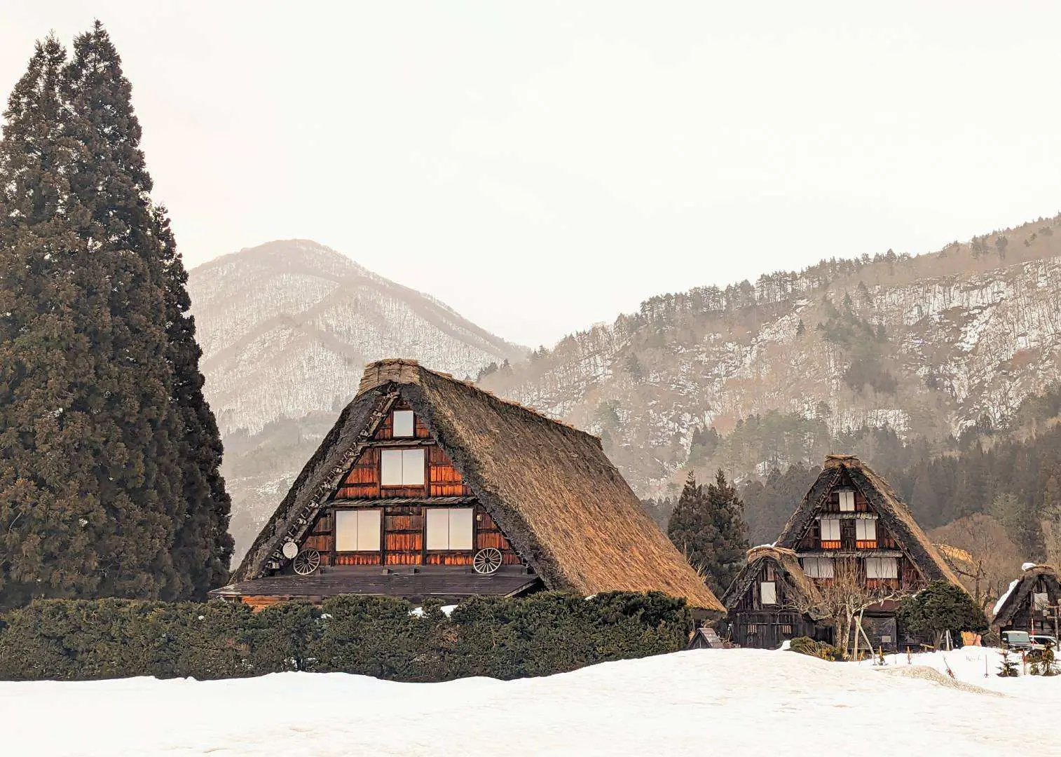Làng Shirakawa-go Gassho, quyến rũ như những ngôi nhà bánh gừng trong tuyết, thể hiện vẻ đẹp di sản thế giới UNESCO độc đáo và khung cảnh mùa đông tuyệt đẹp.