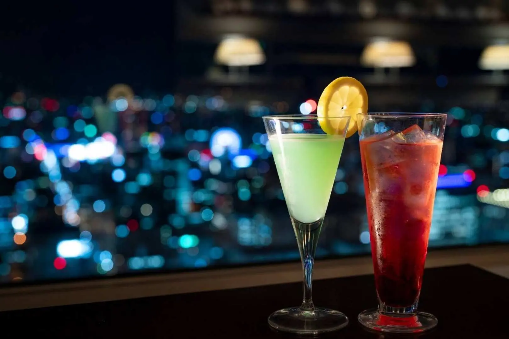 札幌JR塔T38觀景台的「T'CAFE」酒吧，提供特調雞尾酒，讓您在高空夜景中享受悠閒時光。