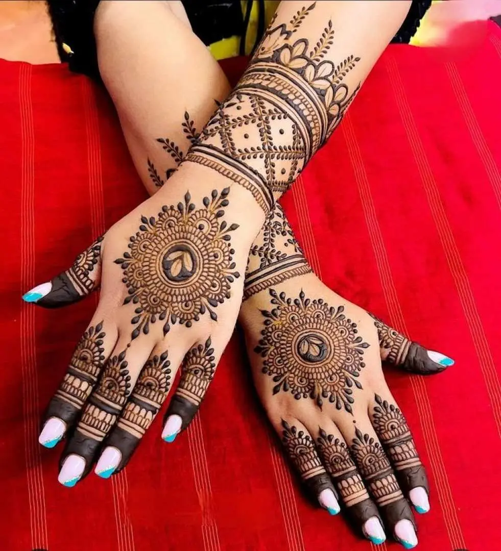 Tận hưởng buổi vẽ henna theo yêu cầu kéo dài 30 phút, nơi các họa tiết đẹp mắt làm từ thảo dược sẽ được vẽ lên tay bạn, để lại lớp nền màu nâu sẫm lâu trôi trong hơn một tuần.