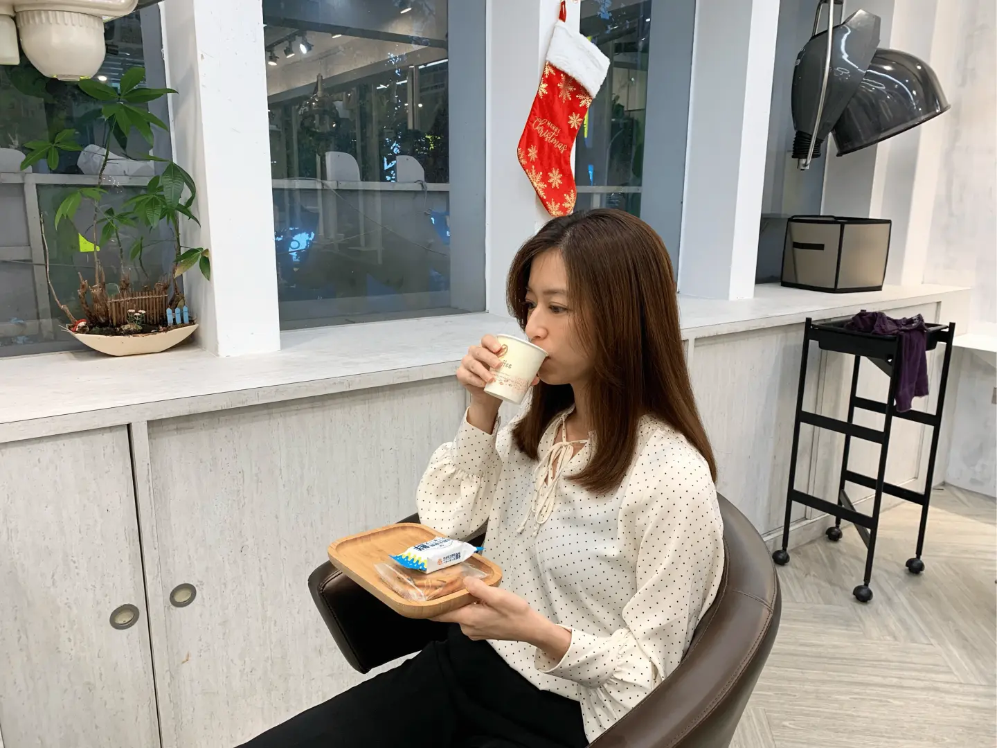 顧客在台北小林美髮沙龍享受台灣坐式洗髮的空檔，品嚐點心與飲品，感受貼心服務與舒適環境，讓旅程更放鬆。