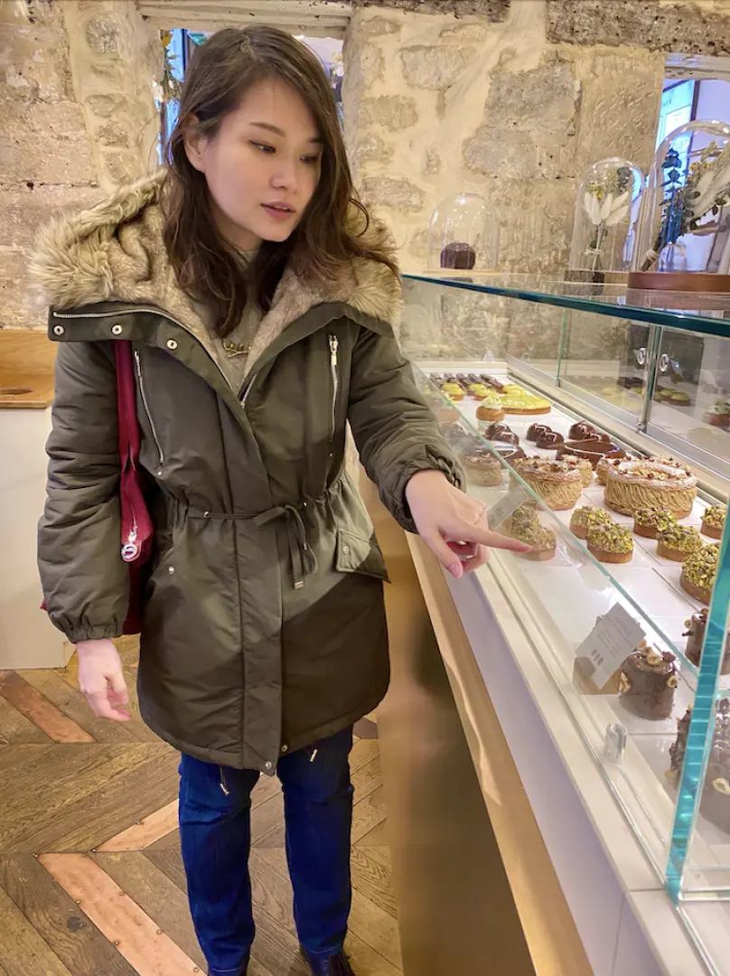 The Louvre Museum and its glass pyramid illuminated at dusk, creating a dreamy, romantic atmosphere, perfect for an in-depth cultural evening tour with your Taiwanese guide.