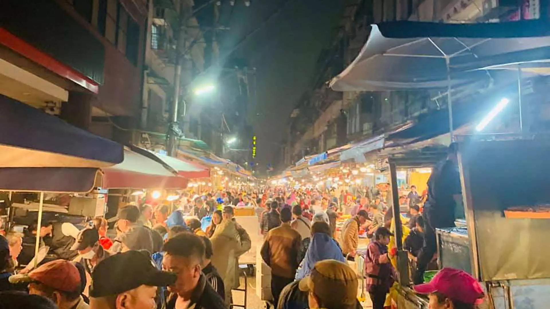 深夜的基隆崁仔頂附近街道卻燈火通明，因為這裡是北台灣最大漁市場─崁仔頂漁市場。