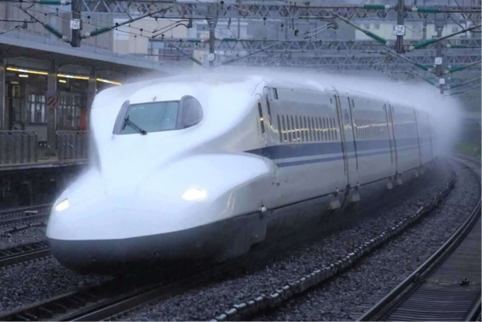 รถไฟชินคันเซ็นหัวกระสุนของญี่ปุ่นแล่นด้วยความเร็วสูงบนรางรถไฟ แสดงถึงการเดินทางกลับจากฮาโกเนะไปยังสถานีโตเกียวที่รวดเร็วและสะดวกสบาย เพิ่มประสบการณ์ที่ไม่เหมือนใครให้กับทัวร์