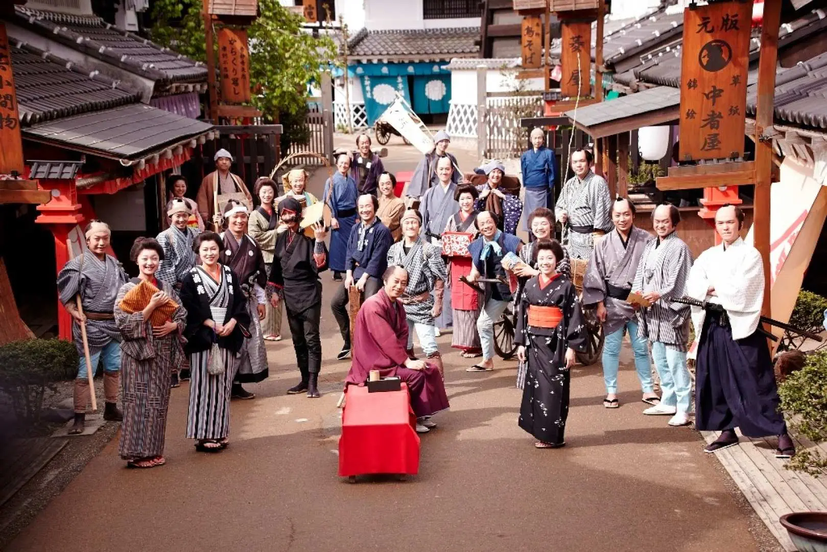 日本關東包車一日遊，日光江戶村內，身著傳統服飾的演員們在古老街道上展現江戶時代風情。