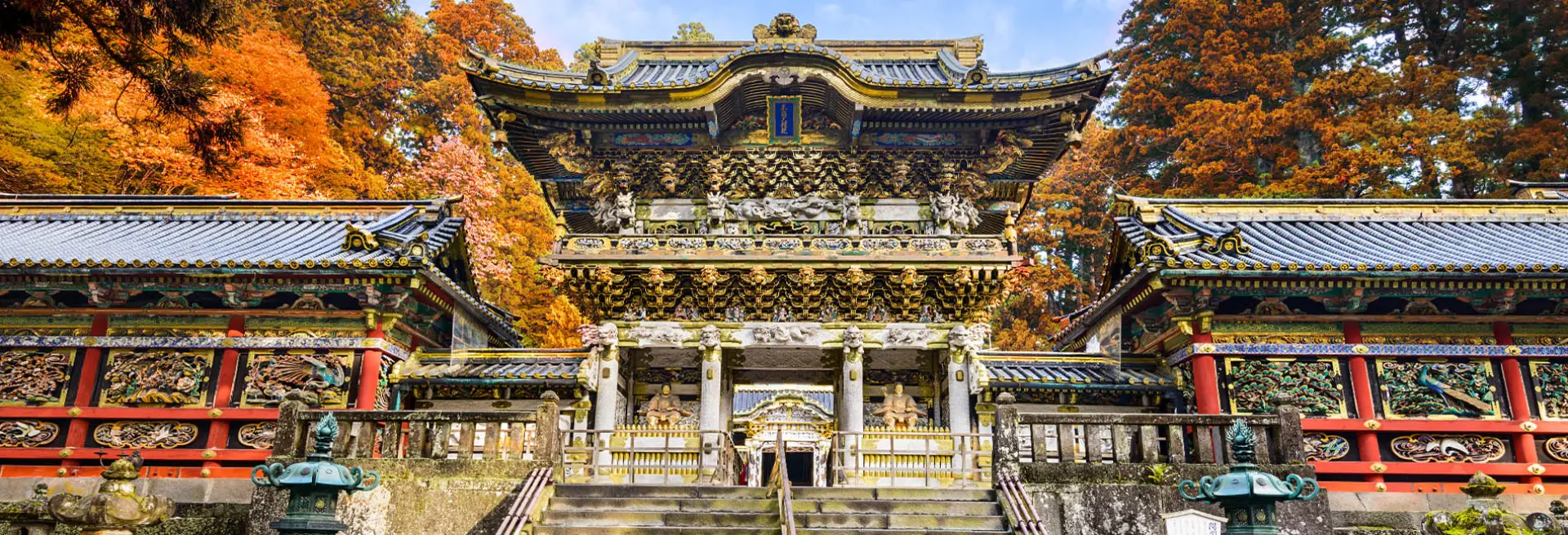 日本關東包車一日遊，日光東照宮的華麗陽明門，精緻雕刻與金碧輝煌的建築，感受歷史莊嚴。