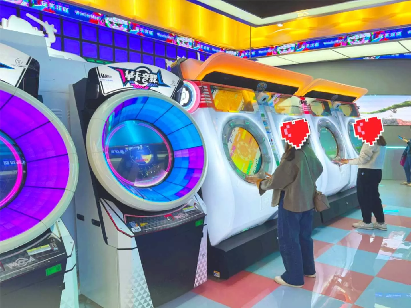 深圳玩美攻略室內遊樂場內嘅潮流音樂節奏遊戲機台，提供動感十足嘅互動體驗，俾玩家展現舞技。