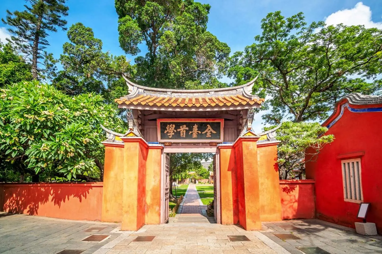 孔庙：台北市孔庙于1927年兴工，座落于文风丕盛的大龙峒老街里，在台北市政府规划推动的都市更新下，与大龙国小、保安宫形成「庙、学、宫」的大龙峒文化园区，具有典仪场所、儒学象征与市定古迹等多重意涵。