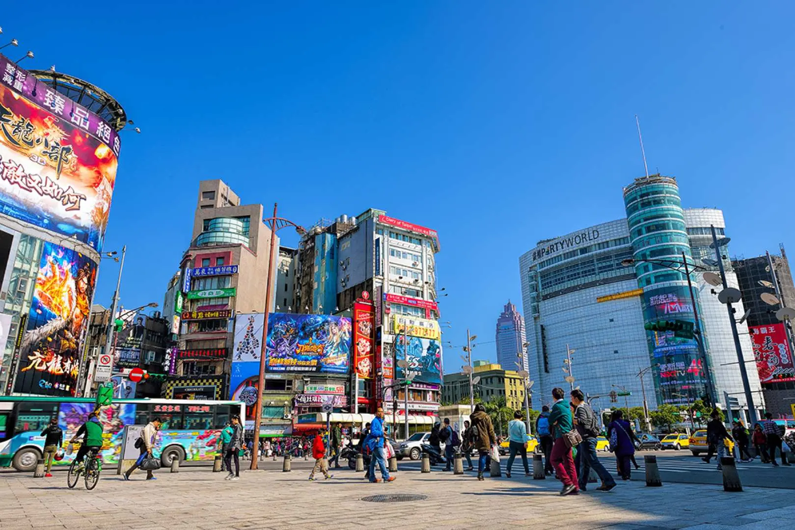 西门町商圈自由活动：西门町之名来自日据时代，当时的居民大多居住于台北城内，西门外的这块地方就是他们的主要休憩场所。早期这里就以电影院为最主要的商业活动，后来陆续有百货业及其他娱乐场所的进驻。 1961年中华商场完工后，西门町还一度是全国最大的商业娱乐中心。