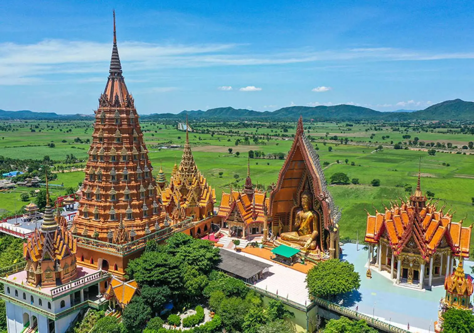 ワット・タム・スア（タイガーケーブ寺院）に到着し、見事な建築とカンチャナブリの田園地帯のパノラマビューで知られるこの壮大な丘の上の寺院を訪れます。