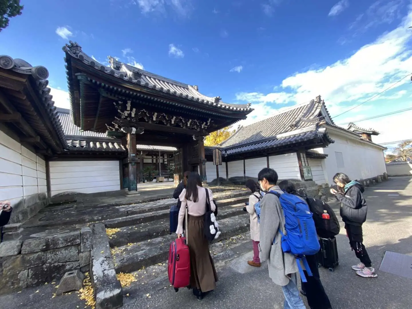 尾崎別院へ：
集合場所の尾崎駅から尾崎別院までは徒歩で向かいます。（駅からの案内はガイドが同行）
尾崎別院へ到着後、輪番より本堂をご案内をいただきます。