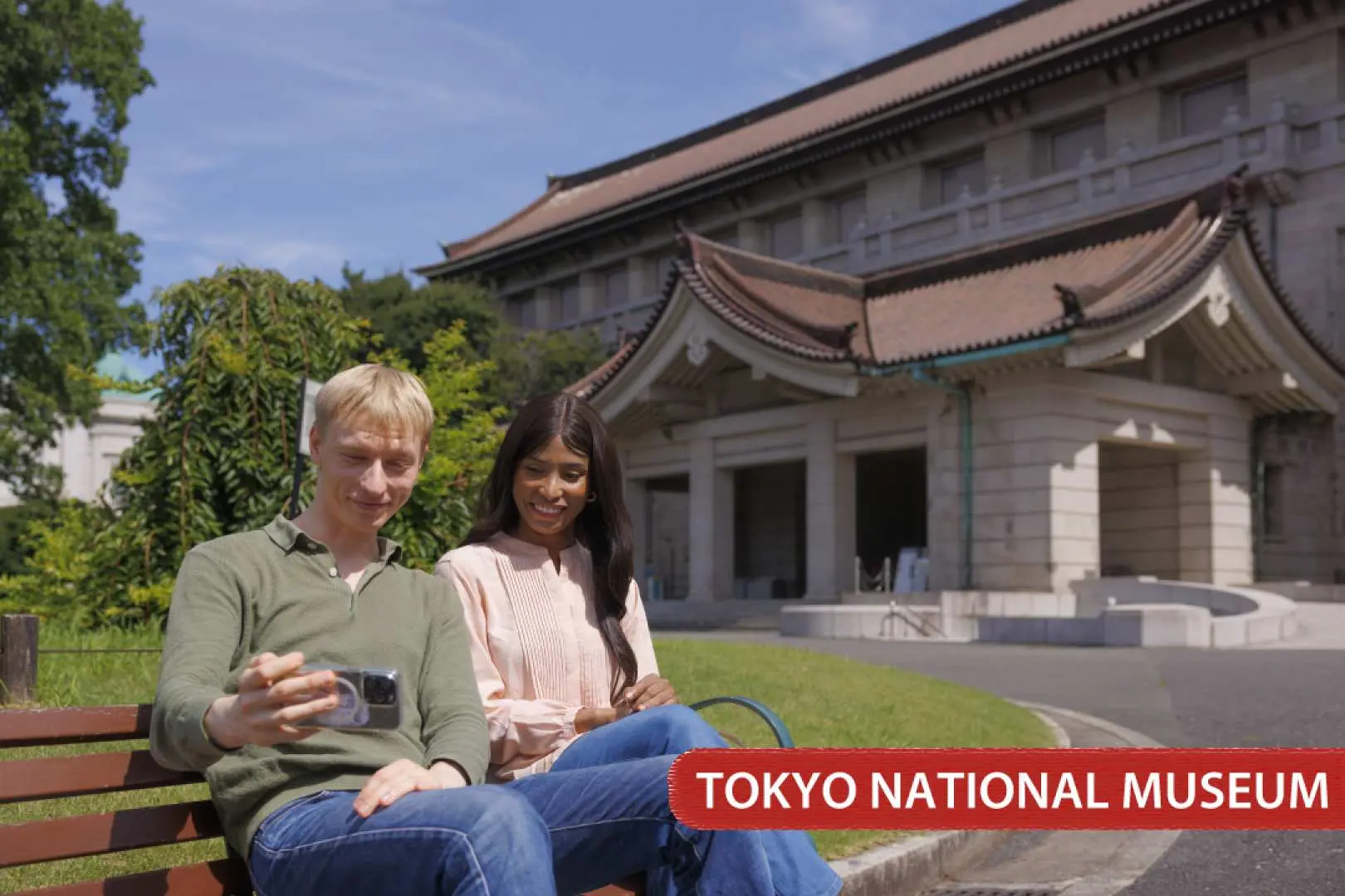 情侶坐在東京國立博物館前長椅，欣賞古老優雅日式建築，享受文化之旅的悠閒時光。