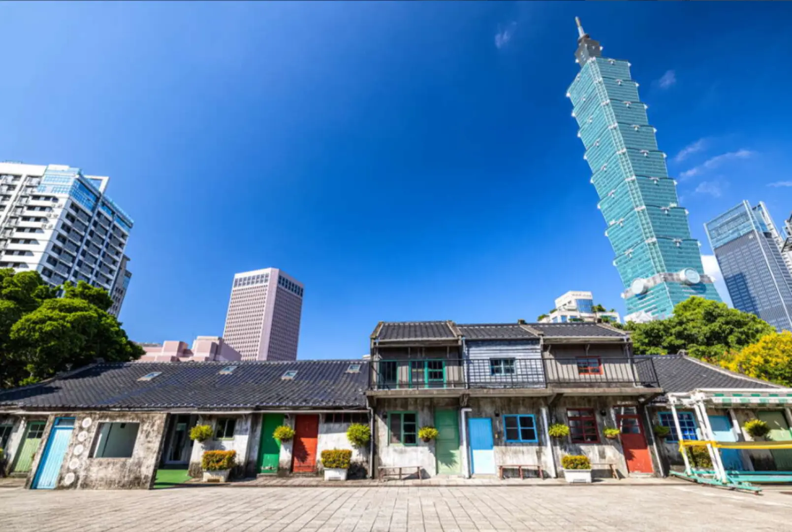 特別說明：
總統府參觀注意事項：
每星期一至星期五
參觀時間為上午09:00~12:00 （最後入府時間11:30前）
週六每月開放一日[可查詢].周日不開放
定時導覽服務現場排隊時間：（導覽志工解說）
平日：09:30、10:30
假日：09:30、10:30、13:30、14:30。

經國七海文化園區訂票預約官網：https://ccklibrary.fonticket.com/ticket/visitor

——從客人指定酒店出發
——總統府
——經國七海文化園區（七海官邸）
——台灣大學
——四四南村
——返程至客人指定酒店