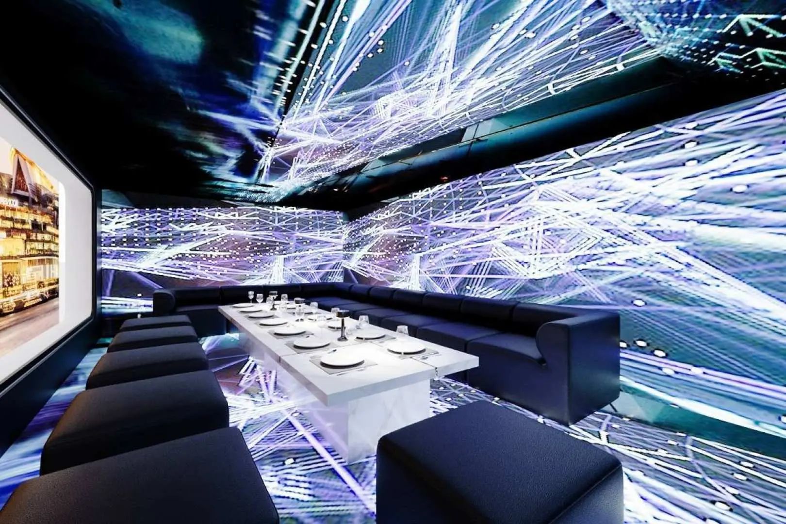 เลานจ์เสมือนจริงล้ำสมัยบนเรือสำราญ Sawasdee Chaophraya ที่มีลวดลายแสงสีน้ำเงินแสดงบนผนังและเพดาน สร้างบรรยากาศความบันเทิงที่เป็นเอกลักษณ์