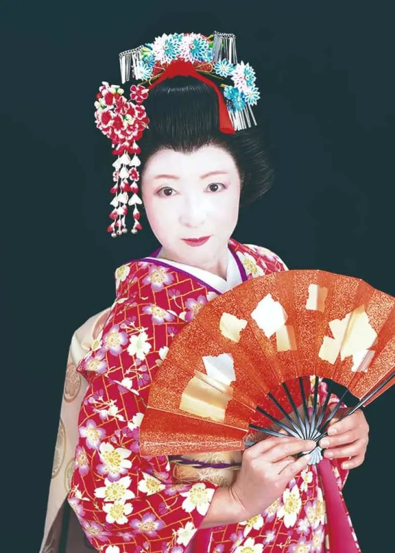 體驗日本傳統藝妓之美，身穿精緻手繪友禪和服，搭配細膩妝容與古典髮髻，手持摺扇，展現優雅姿態，非常適合社交媒體分享。