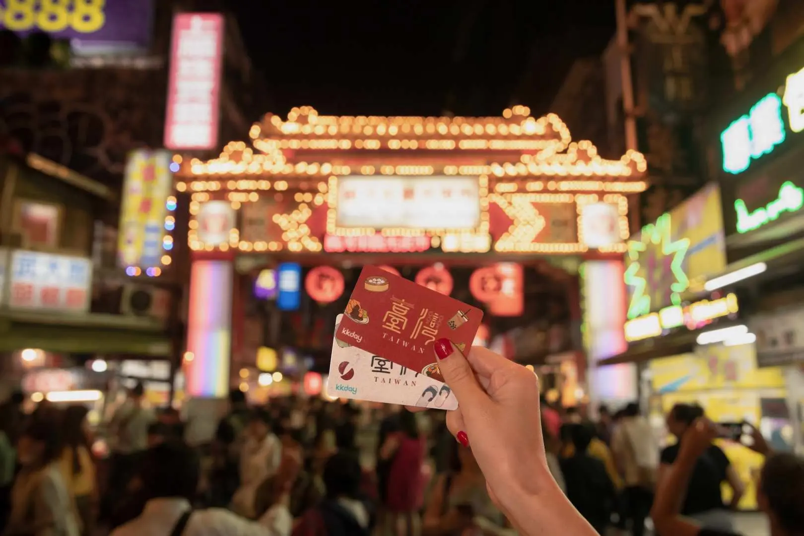 持iPASS 一卡通在台灣熱鬧夜市中，便捷支付各種商品與美食，感受在地文化與夜間消費樂趣。