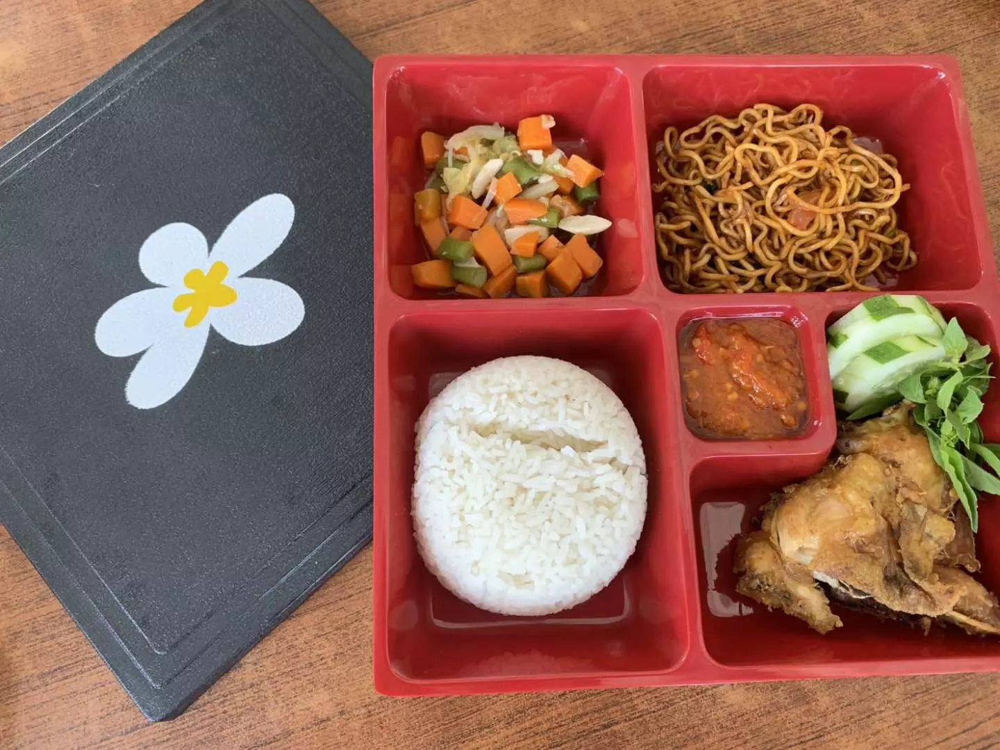 抵达月牙湾（Taka Makassar），在船上享用印尼风味午餐盒