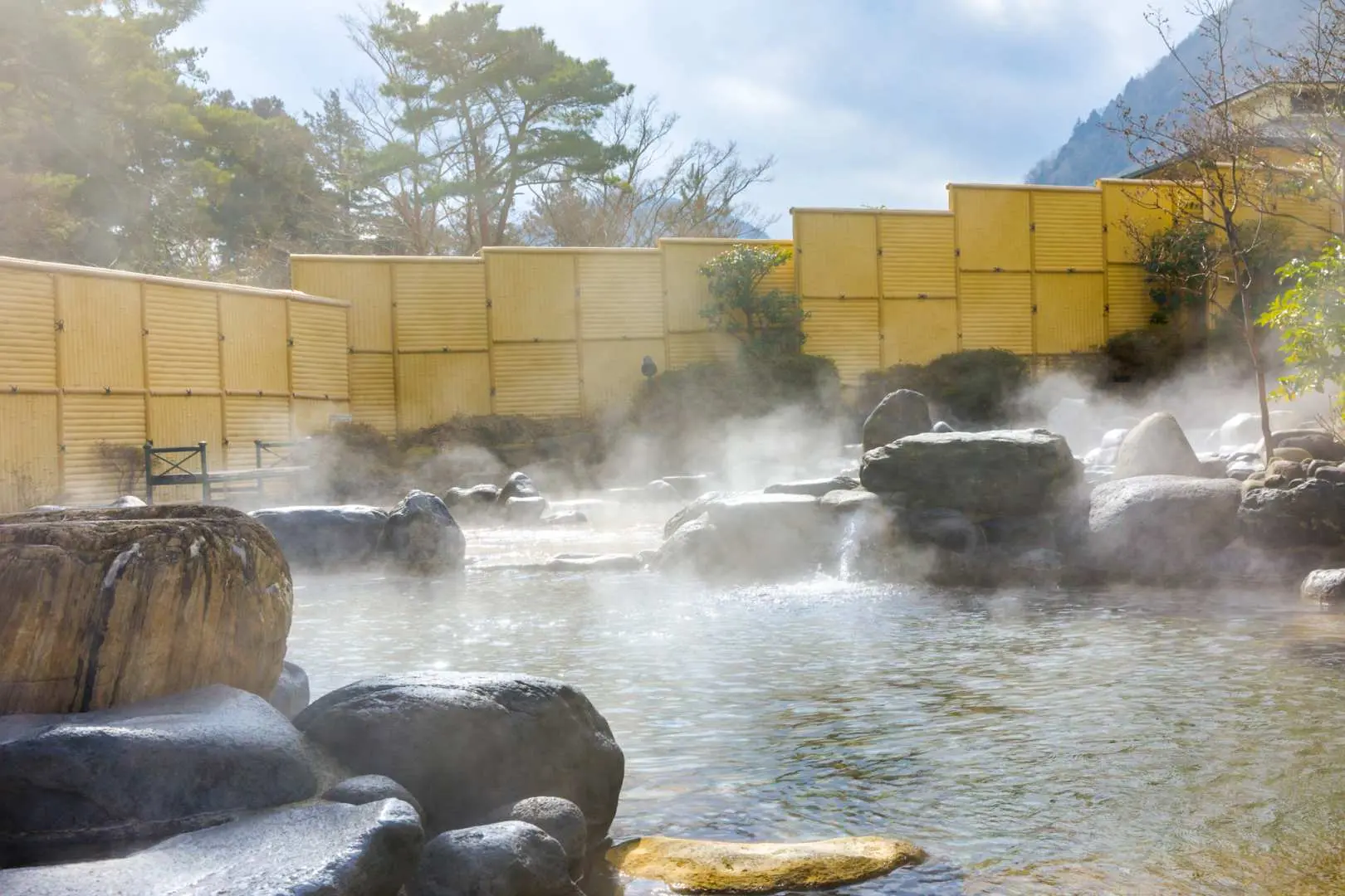 箱根小涌園ユネッサンの屋外露天風呂。湯気が立ちこめる池は、緑豊かな木々と竹林に囲まれ、箱根の四季折々の美しい景色を眺めることができます。