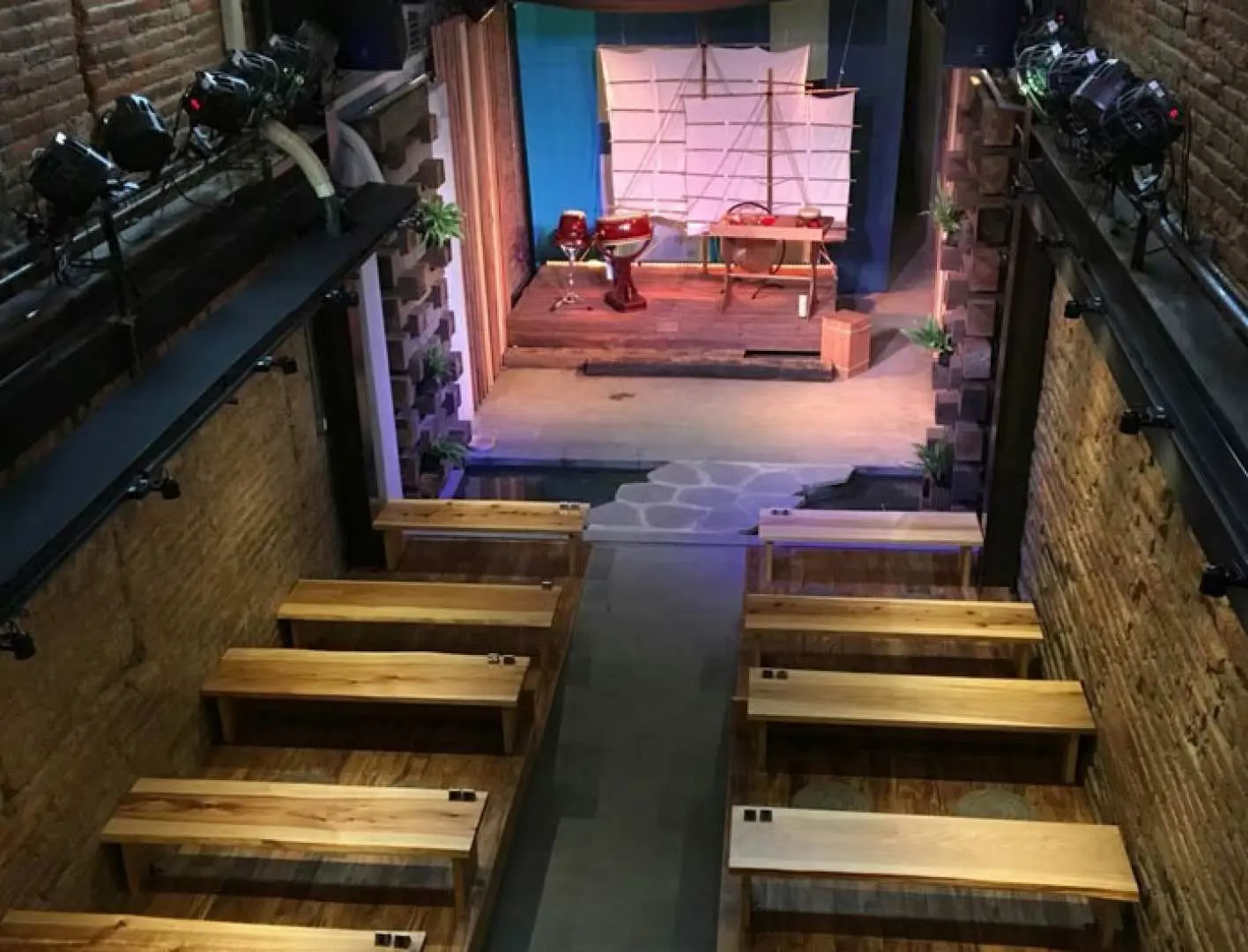 台南永樂町鼓茶樓的表演空間，木質梯田式觀眾席正對舞台，營造沉浸式的觀賞體驗，欣賞獨特的「三說一體」文化秀。