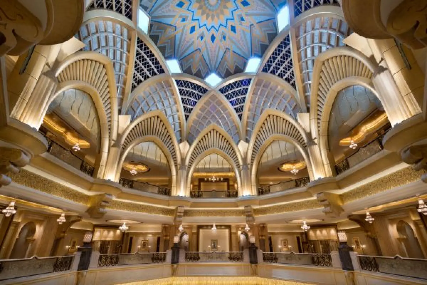 【杜拜〉134KM〉阿布達比〉入●謝赫扎耶德大清真寺Sheikh Zayed Grand Mosque〉八星酋長皇宮自助午餐〉車●阿布達比濱海大道The Corniche〉入●阿布達比總統府Qasr Al Watan Palace〉阿布達比】