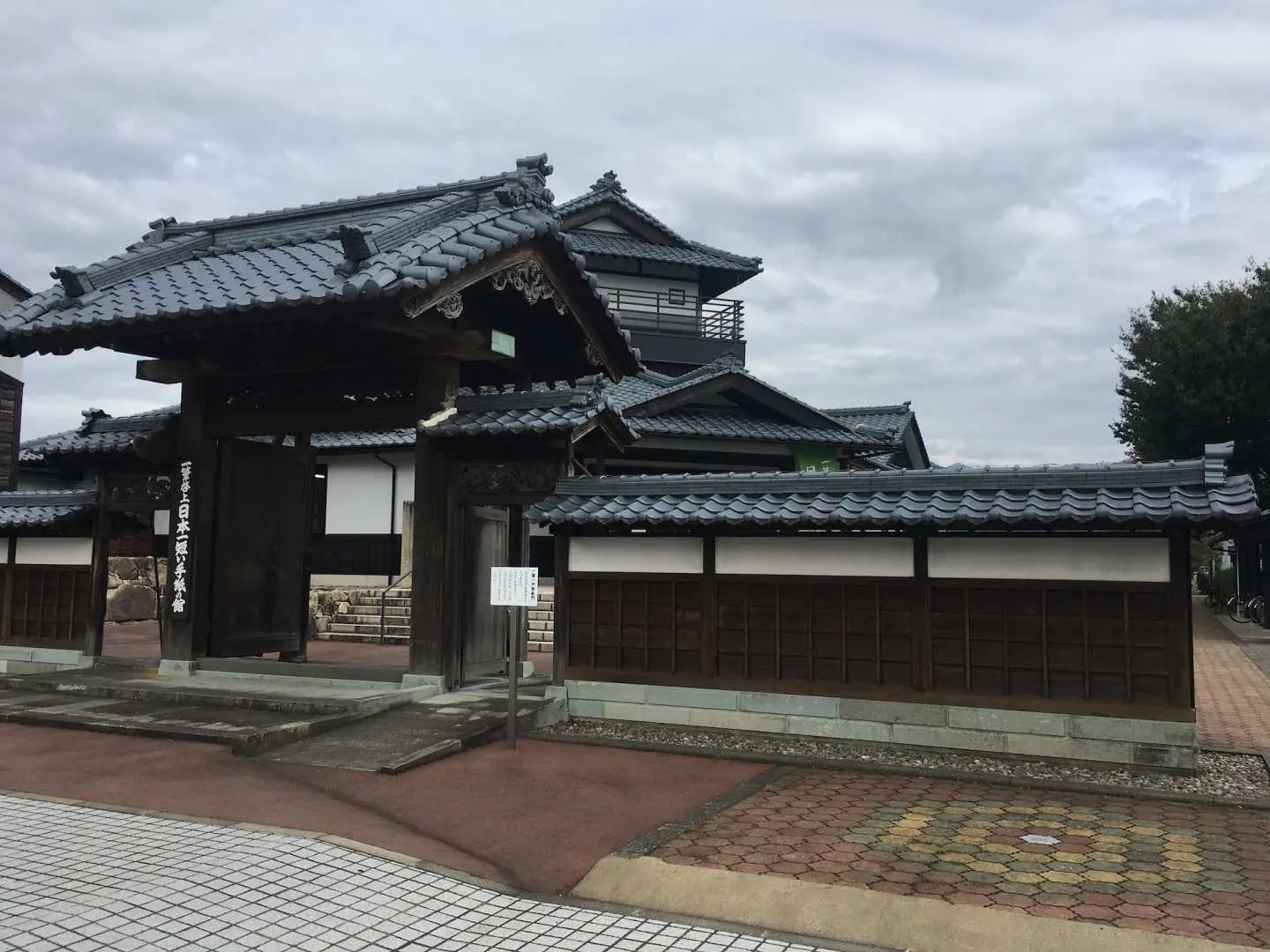 日本福井傳統日式建築，深色瓦片屋頂與白色牆面，展現古樸典雅的日式美學，在陰天襯托下更顯沉穩，是深度一日遊的文化體驗。