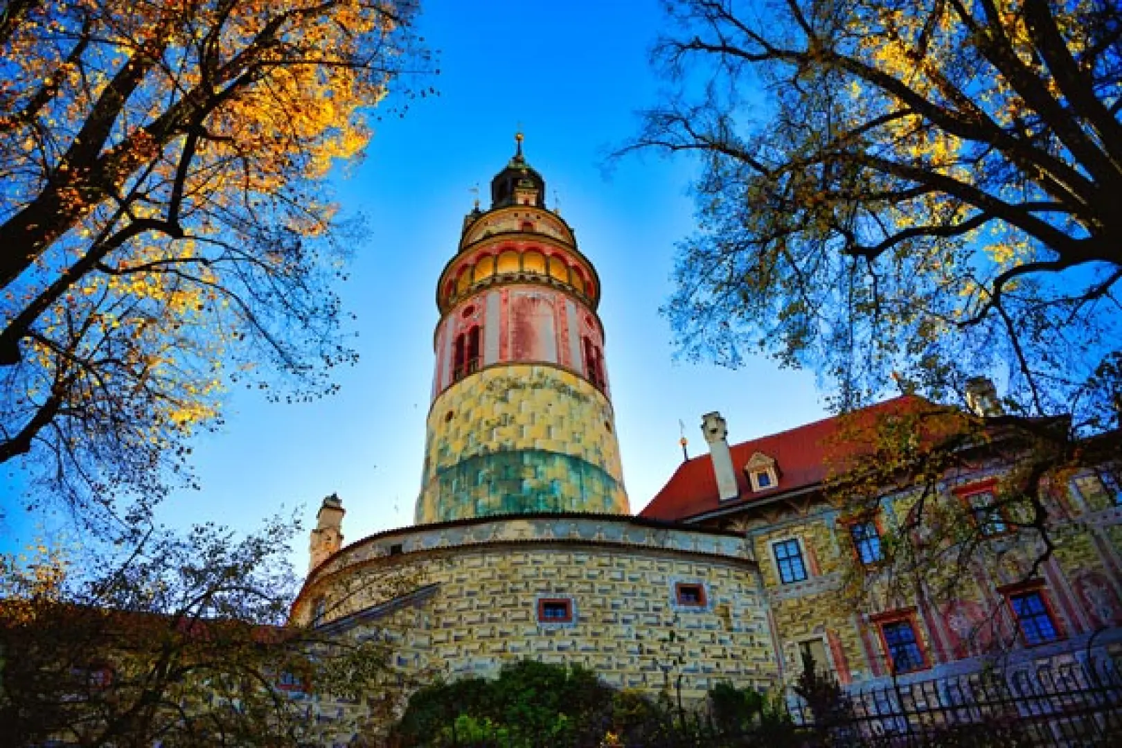 【照●契斯科庫倫洛夫Český Krumlov〉入●彩繪塔Round Tower〉300公里〉照●卡羅維瓦利Karlovy Vary】