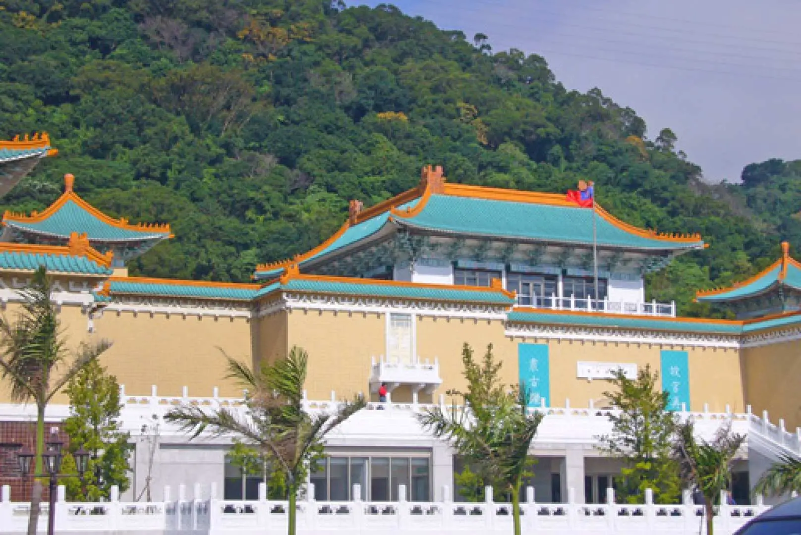 故宮博物院（約1小時20分鐘）

故宮博物院是世界四大博物館之一，有「不看故宮國寶，就談不上中國文化藝術」之說，館內珍藏的國寶均為中國文化藝術精髓的傑作。博物館收藏了中國五千年來歷代文物近70萬件珍貴藝術品和具有重要歷史意義的文物，堪稱世界奇蹟。 （將提供 50 分鐘的指導，然後是 30 分鐘的自由時間。）

*目前故宮博物院每週一休館，因此如果您在周一參加，您的參觀將改為參觀中正紀念堂或士林官邸。請注意這一點。