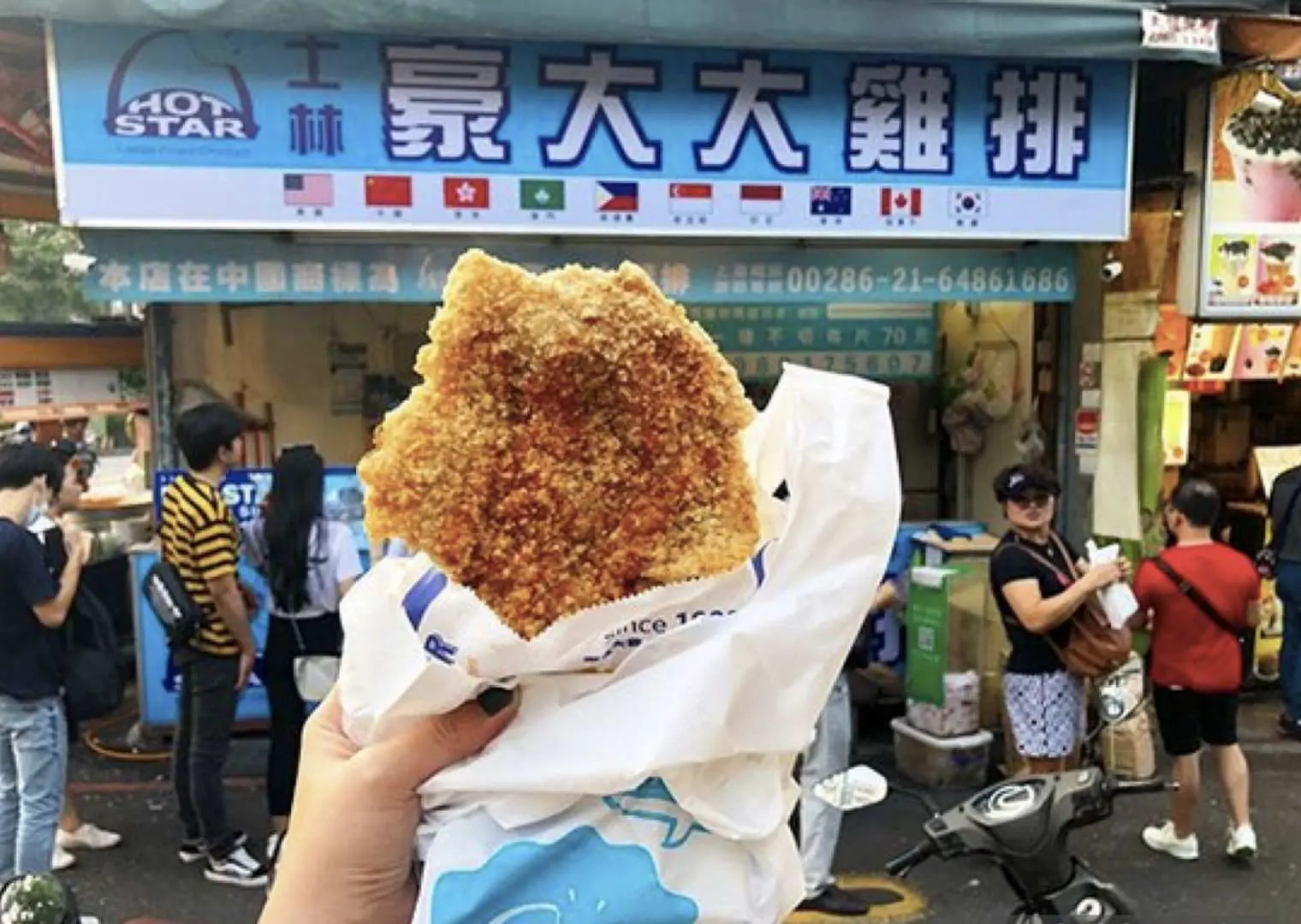 士林夜市、饒河街夜市或您的飯店接客

■士林夜市
台灣最有名的夜市就是士林夜市！除了美食之外，這裡還有很多服飾店、雜貨店，是尋找紀念品的好地方。開放至凌晨 1 點，因此遊覽結束後您也可以繼續欣賞。

■饒河街觀光夜市
饒河街觀光夜市是台北最具代表性的夜市，僅次於士林夜市。其中尤其以「福州世祖」的辣椒包子最受歡迎！石爐烤製的酥脆外皮，飽含鮮嫩多汁的豬肉和蔥椒的香味，讓人無法抗拒的美味。