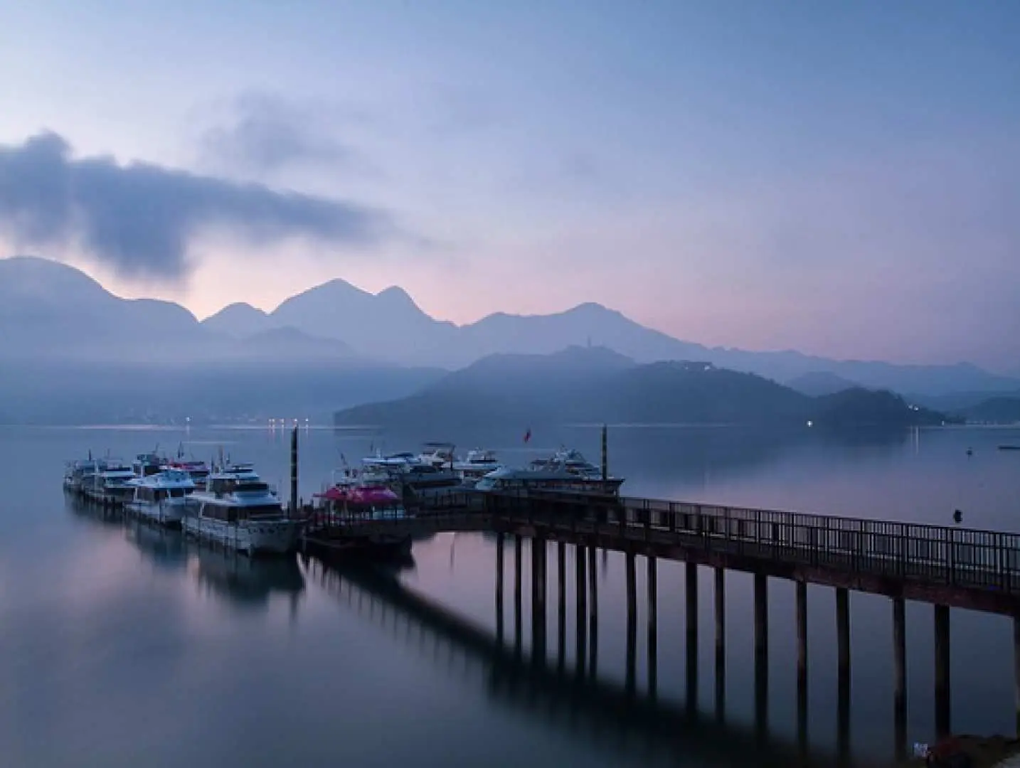 日月潭（約50分鐘）

台灣最大的淡水湖，以其美麗的湖景和周圍山脈的景色而聞名。每當黎明或黃昏，平靜如鏡的湖面倒映著美麗的景色，真是美不勝收。您還將參觀文武廟和香山服務中心。