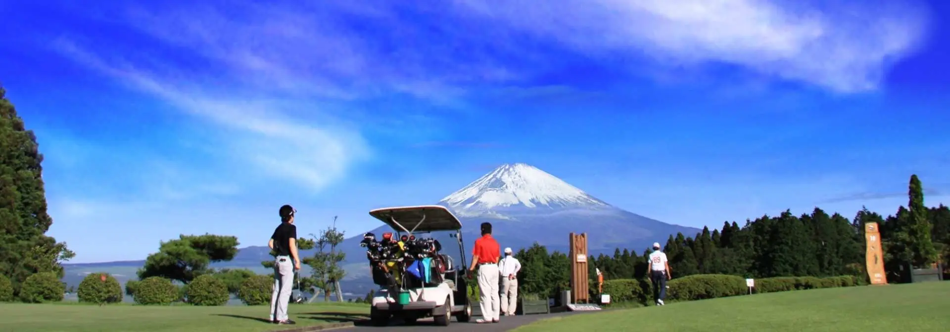 於富士山與河口湖區高爾夫球場揮桿，遠眺壯麗的富士山美景，享受兩日高球行程的樂趣與挑戰。