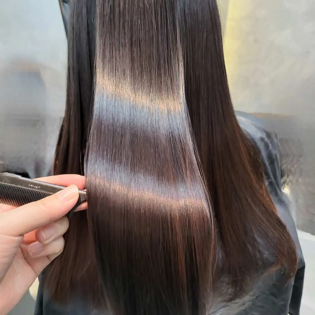JUNGSAEMMOOLのプロのヘアスタイリストが、お客様のために滑らかで輝くダークヘアをスタイリング。健康な髪質と洗練されたスタイルを表現しています。