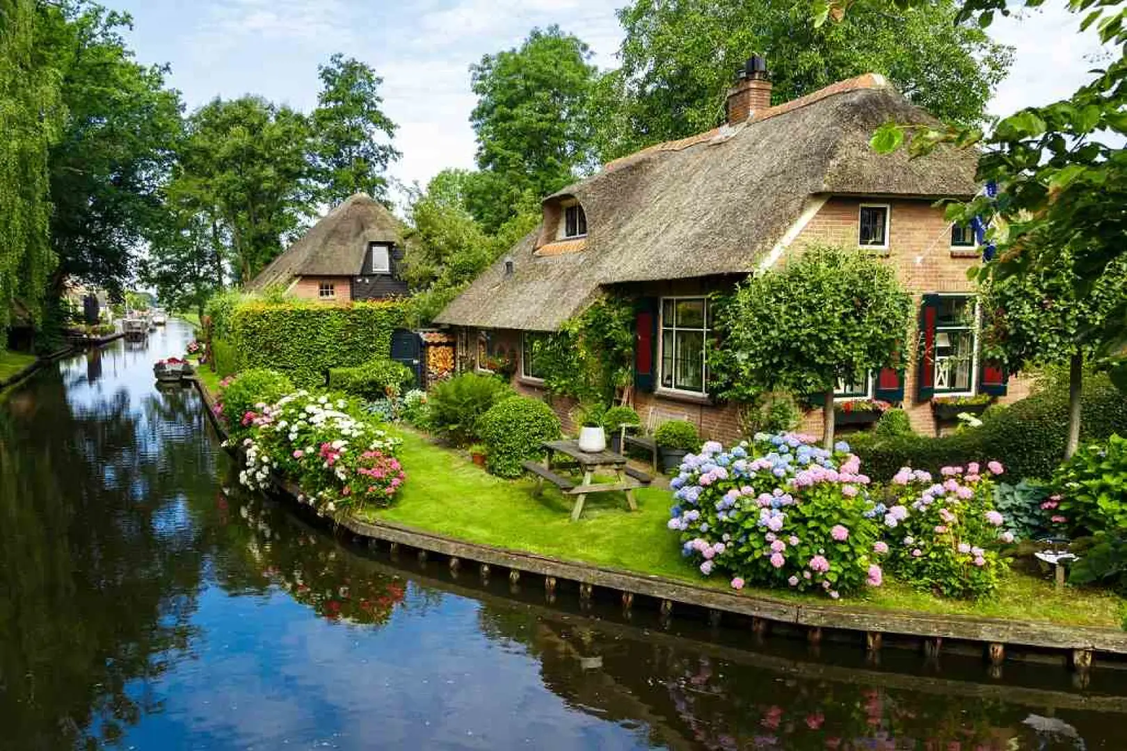 【阿姆斯特丹〉27公里〉照●風車村Zaanse Schans〉22公里〉照●北海漁村沃倫丹(綠村)Volendam〉碼頭餐廳魚排料理不●〉135公里〉照●羊角村Giethoorn〉入●羊角村運河遊船〉鄉村烤肋排不●】
