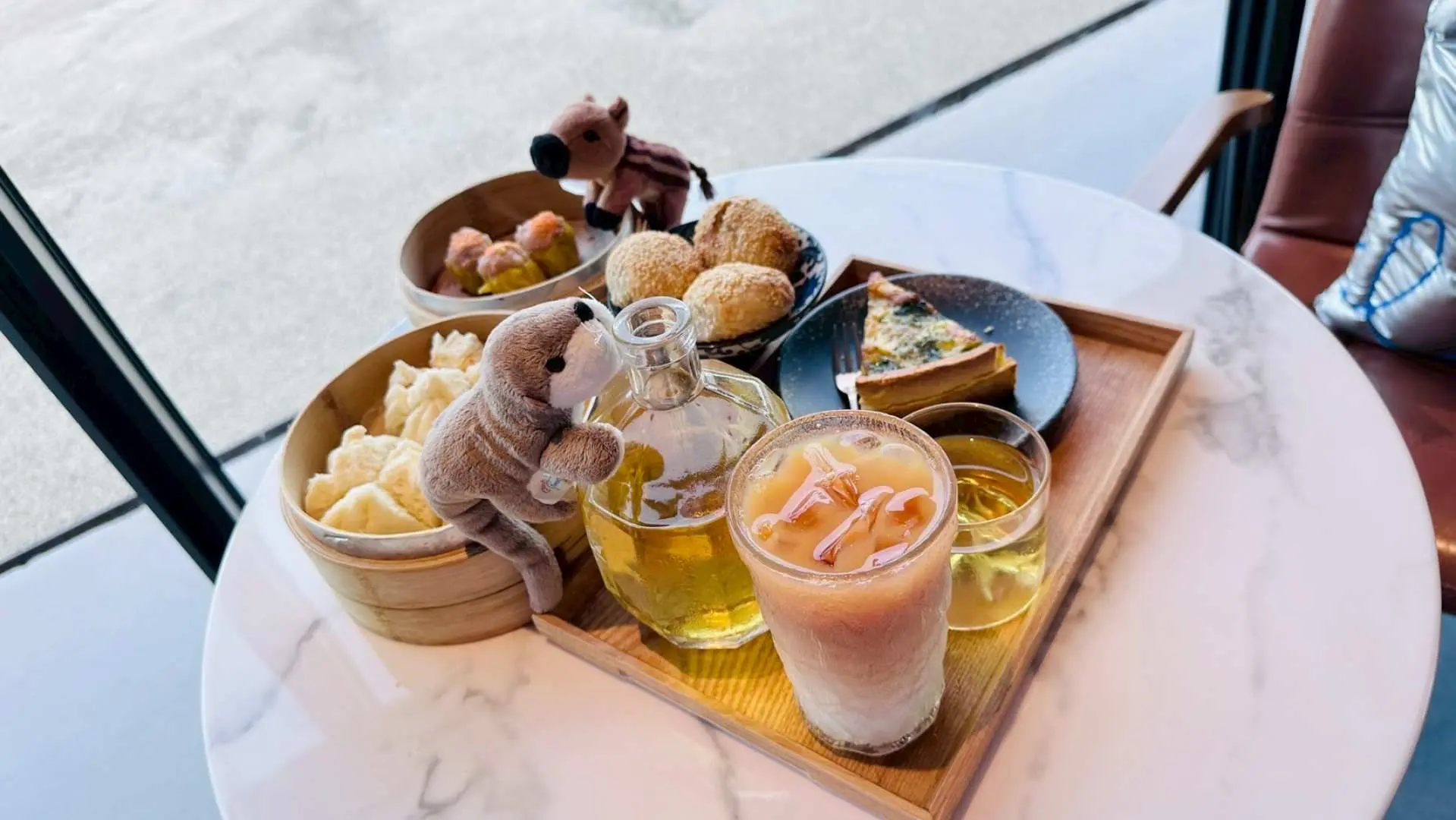 Exquisite refreshments at Taoyuan Hengan Calligraphy Art Museum cafe, including coffee, tea, and pastries, offering visitors an elegant experience to relax and enjoy food.