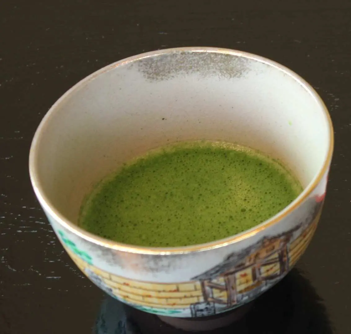 靜置於精緻日式茶碗中的翠綠抹茶，泡沫綿密，等待在大阪堺市茶道體驗中，讓人品味其獨特風味。