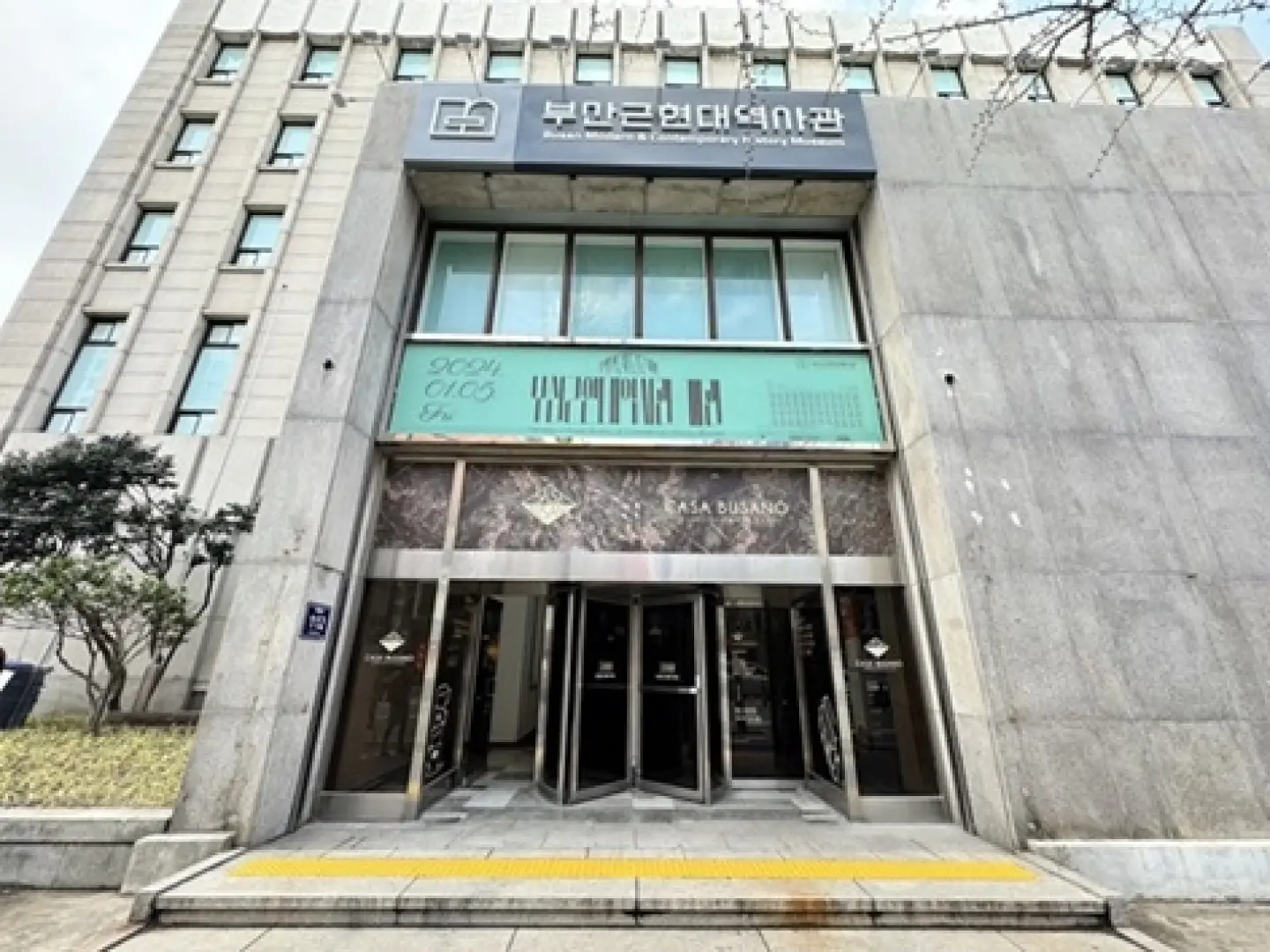 【照●白險灘文化壁畫村(絕影海岸散步路+影島天空步道)〉入●金海加耶主題公園(四季花園、塗鴉秀GAYA王國)〉入●韓服體驗(約60分鐘)〉照●釜山近代史博物館(複合式空間)〉照●國際市場(南浦洞、光復洞、BIFF國際電影廣場)】
