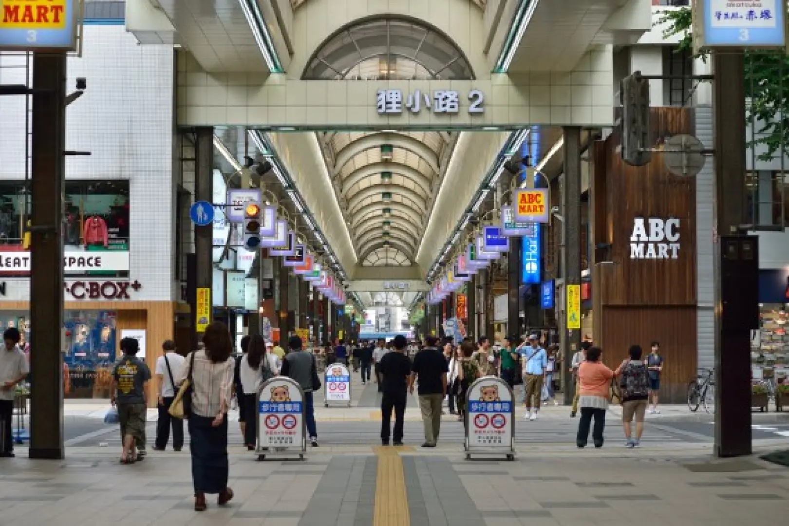 【照●小樽運河浪漫天堂(復古蒸汽鐘、北一哨子館、音樂盒博物館、本町通商店街)〉贈送北菓樓泡芙(1人1個)〉入●藻岩山夜景(纜車來回)〉自由夜訪貍小路〉美食探索(札幌拉麵小路~懷舊風情、百貨商店街)】