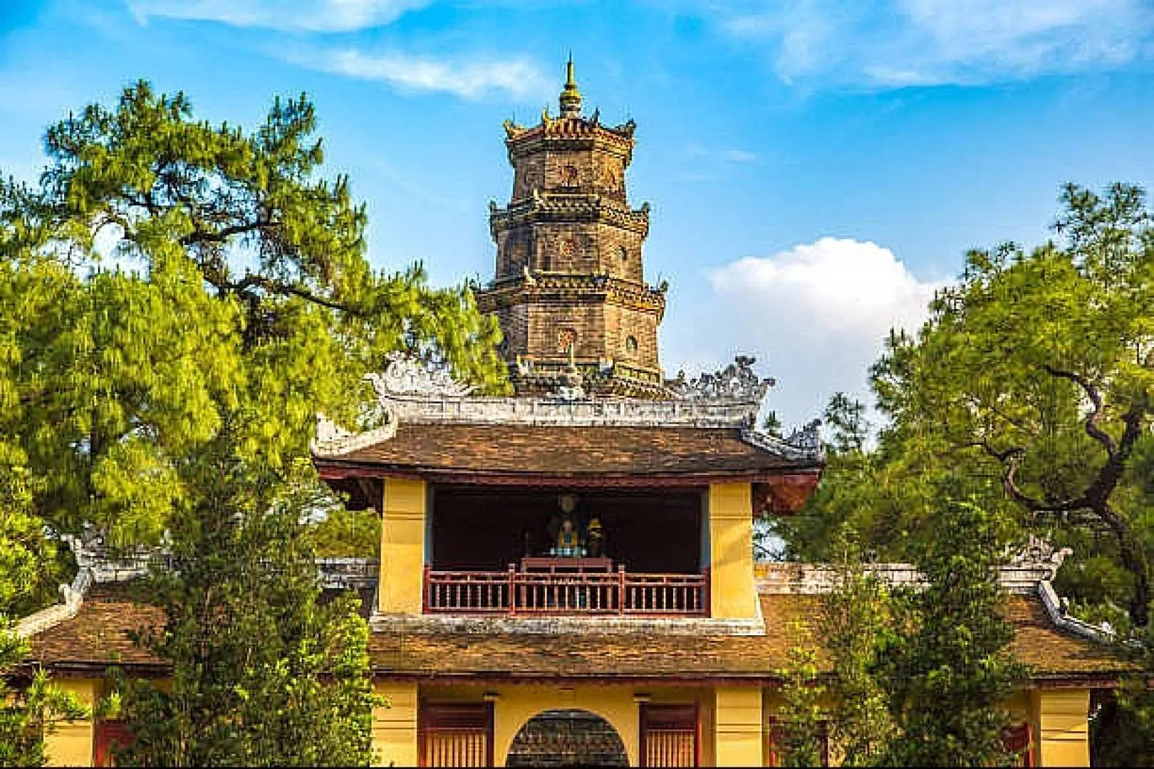 【天姥寺】順化最古老的寺廟，擁有四百年以上的歷史，來到此處可參觀最著名的「福緣塔」，總高21公尺，繞著塔身行走多圈，可祈求多福多緣。