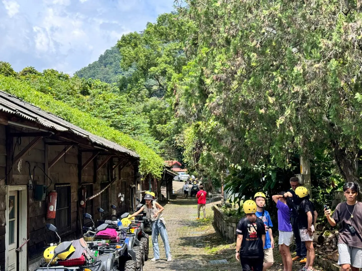 Travelers gather at the Atayal cultural experience station in Taichung's Songhe Tribe, ready to ride ATVs and explore the secluded forest and local village scenery.