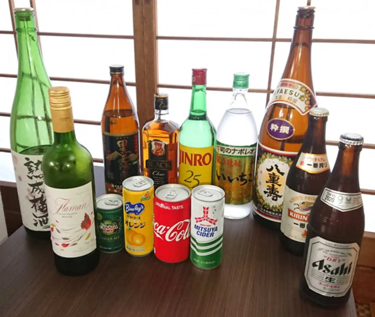 多樣化的酒精飲品和軟性飲料，包含清酒、啤酒、葡萄酒和汽水，實現屋形船上無限暢飲的樂趣。
