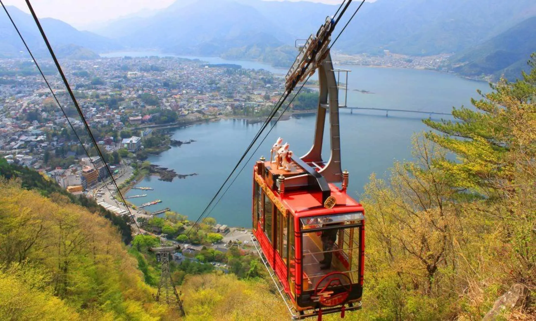 Take the Kachi-kachi cable car to the top of the mountain / about 60 minutes
