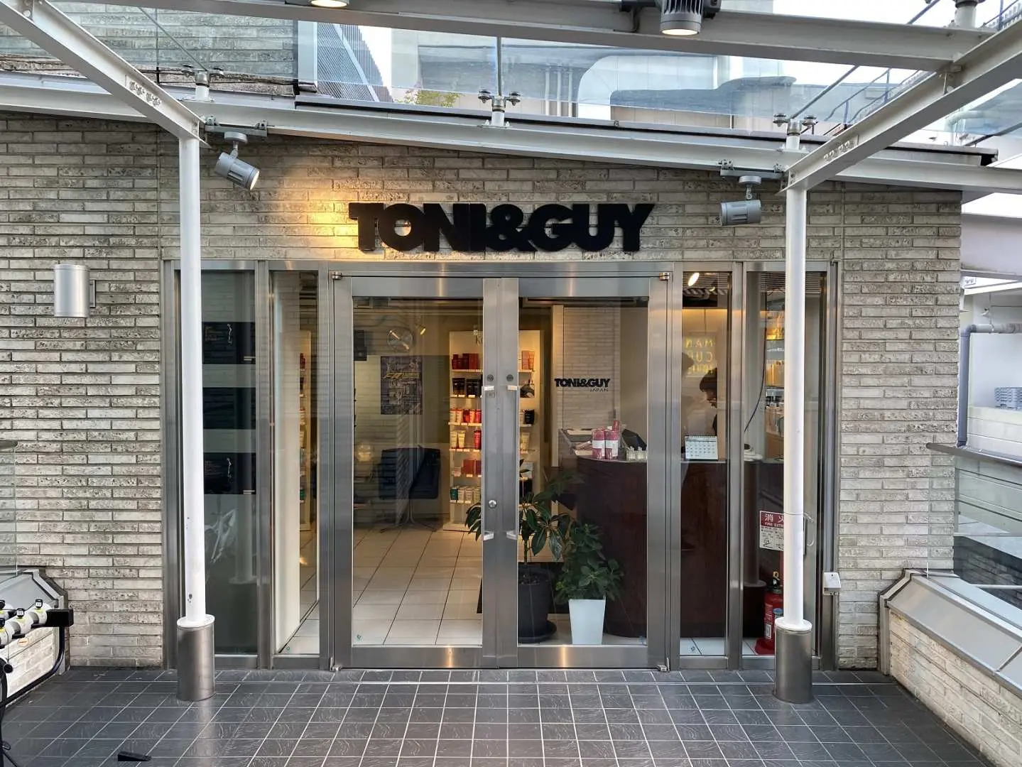 TONI&GUY青山店正門