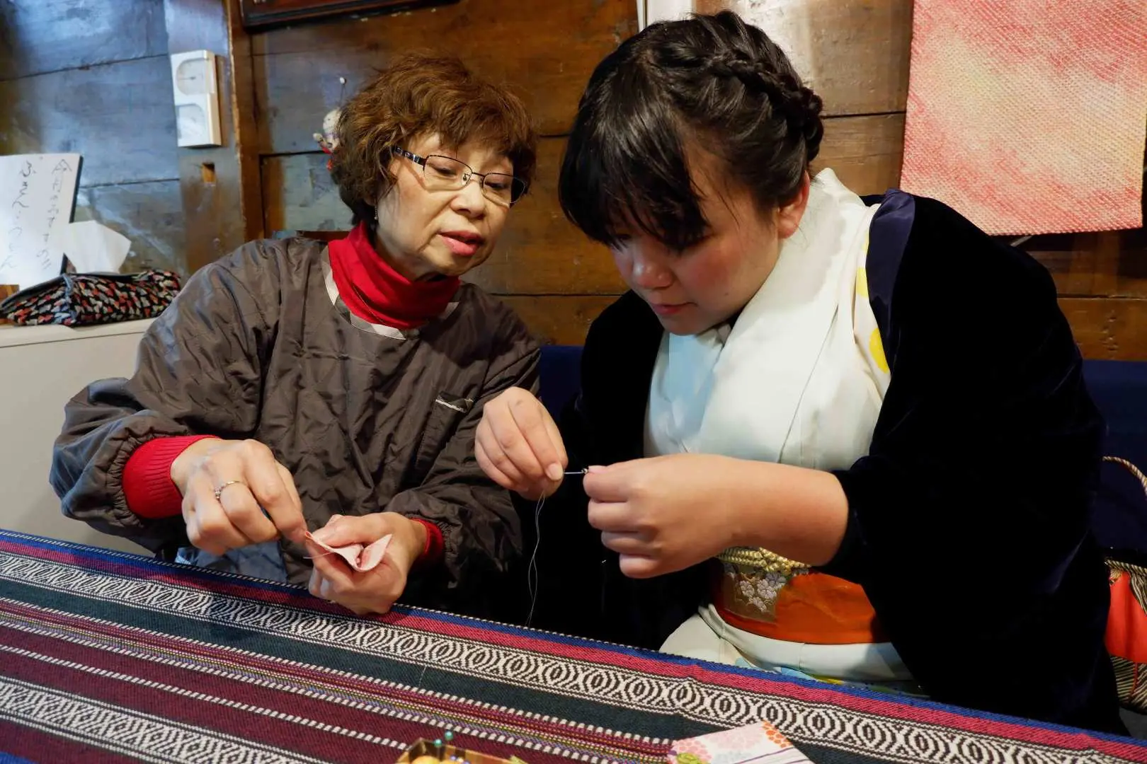 Take advantage of detailed instruction of local artisan