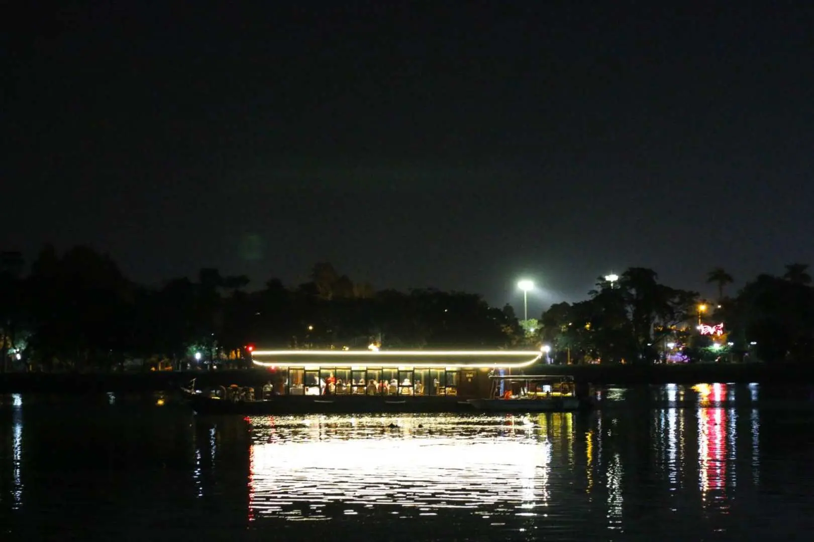 ขึ้นสู่เรือสำราญพร้อมรับการต้อนรับแสนอบอุ่นจากพนักงานและกัปตันเรือ