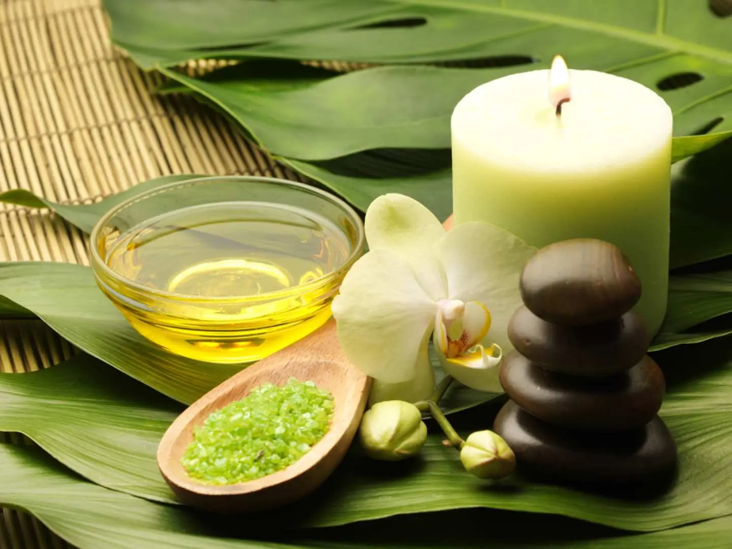 파타야 7 Spa Masha는 천연 허브 에센셜 오일, 아로마 캔들, 힐링 스톤, 생화를 전시하여 몸과 마음의 균형을 위한 태국 스파 분위기를 조성합니다.