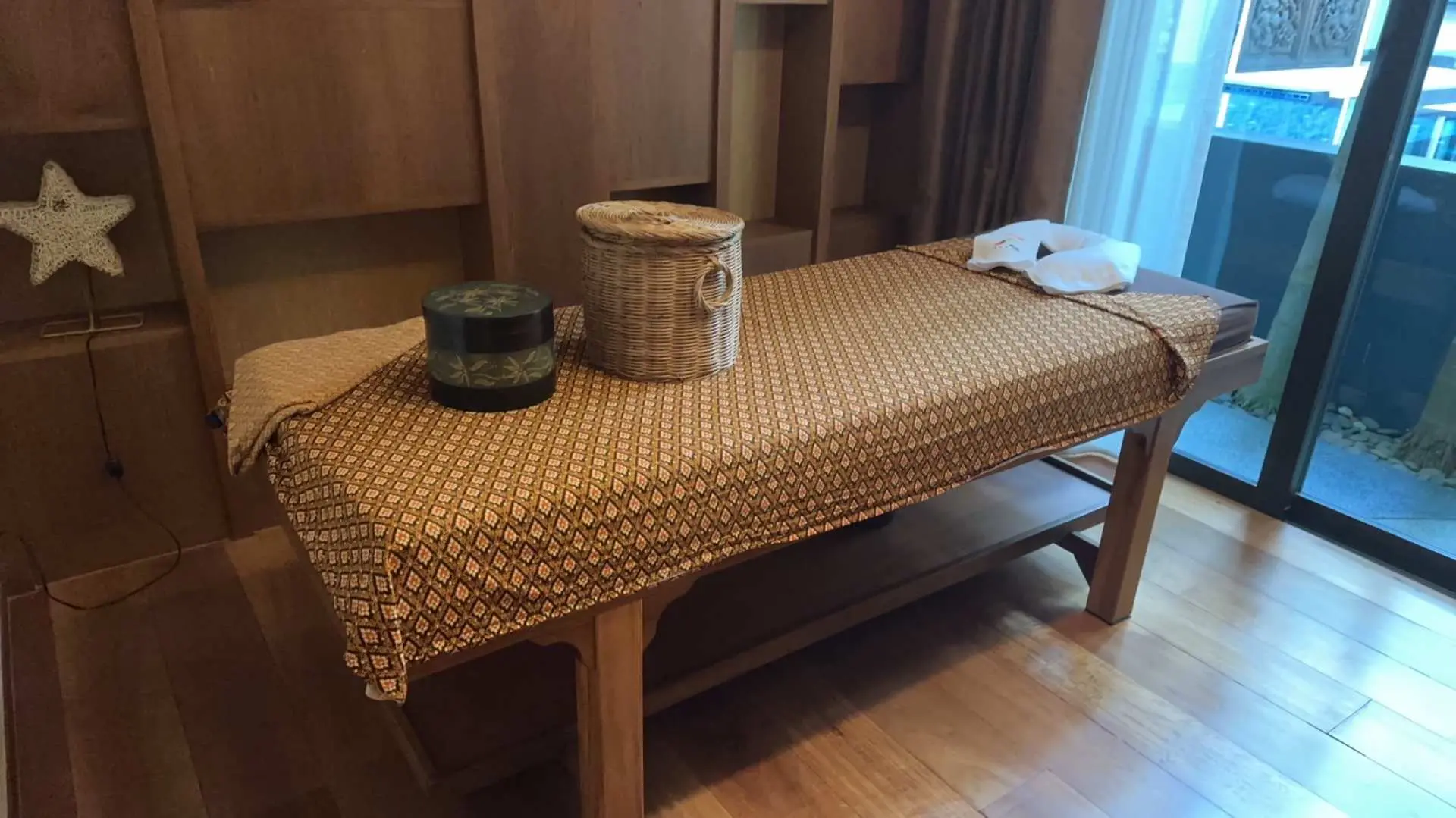 파타야 7 Spa Masha의 간결하고 아늑한 마사지실. 나무 인테리어와 큰 창문으로 들어오는 자연광이 어우러져 편안한 분위기를 자아냅니다.