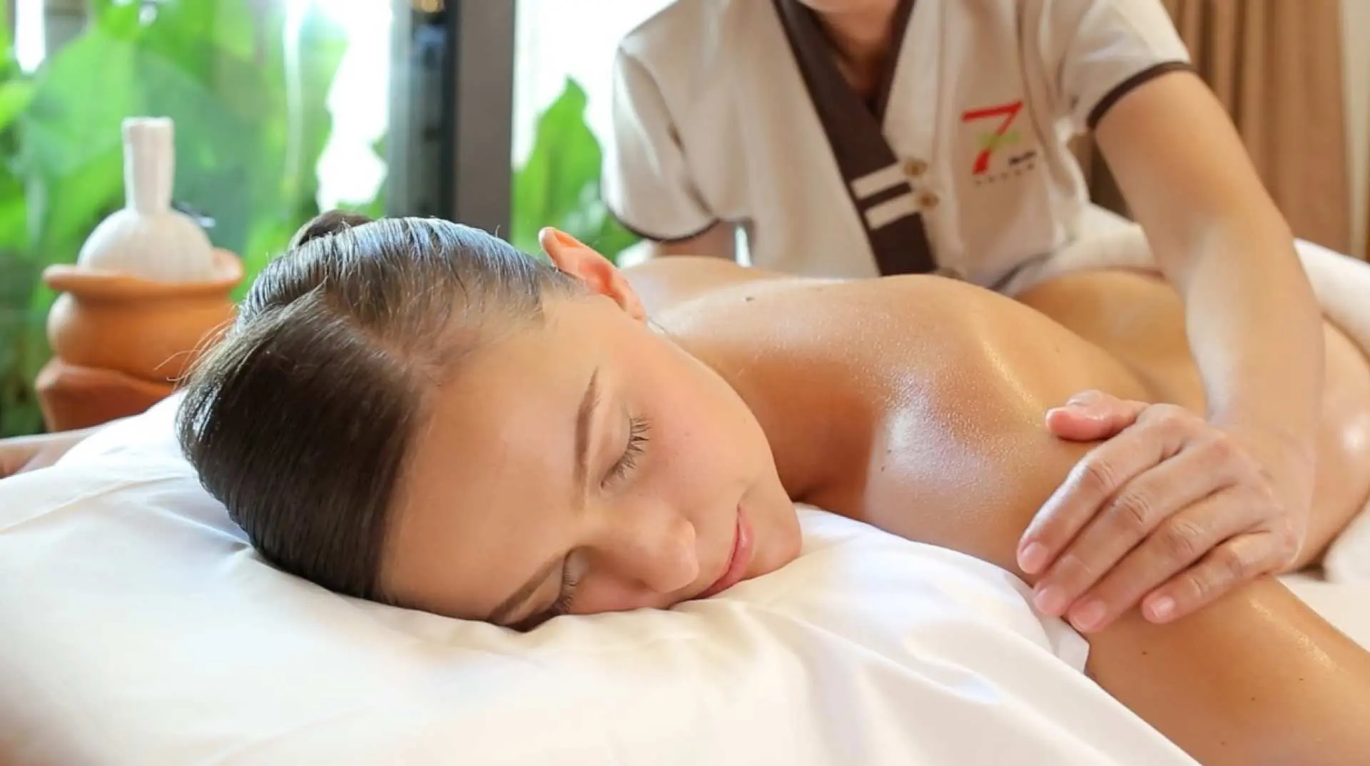 파타야 7 Spa Masha에서 전신 에센셜 오일 마사지를 즐겨보세요. 전문 마사지사가 등을 부드럽게 마사지하여 고객에게 깊은 진정과 이완을 선사합니다.