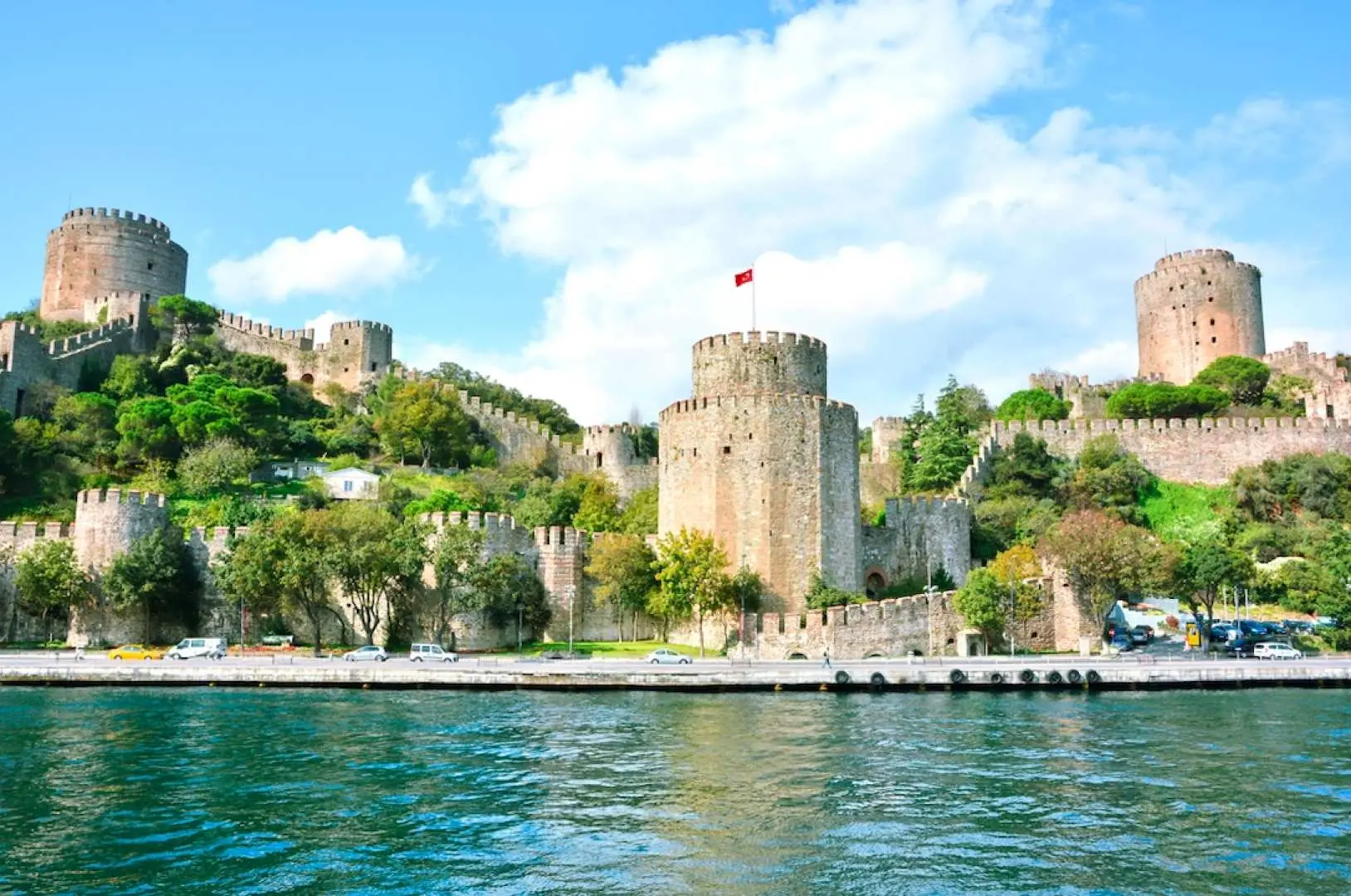 欣賞河岸雄偉壯觀的安納托利亞堡壘（Anatolian Fortress）與梅利堡壘（Rumeli Fortress）