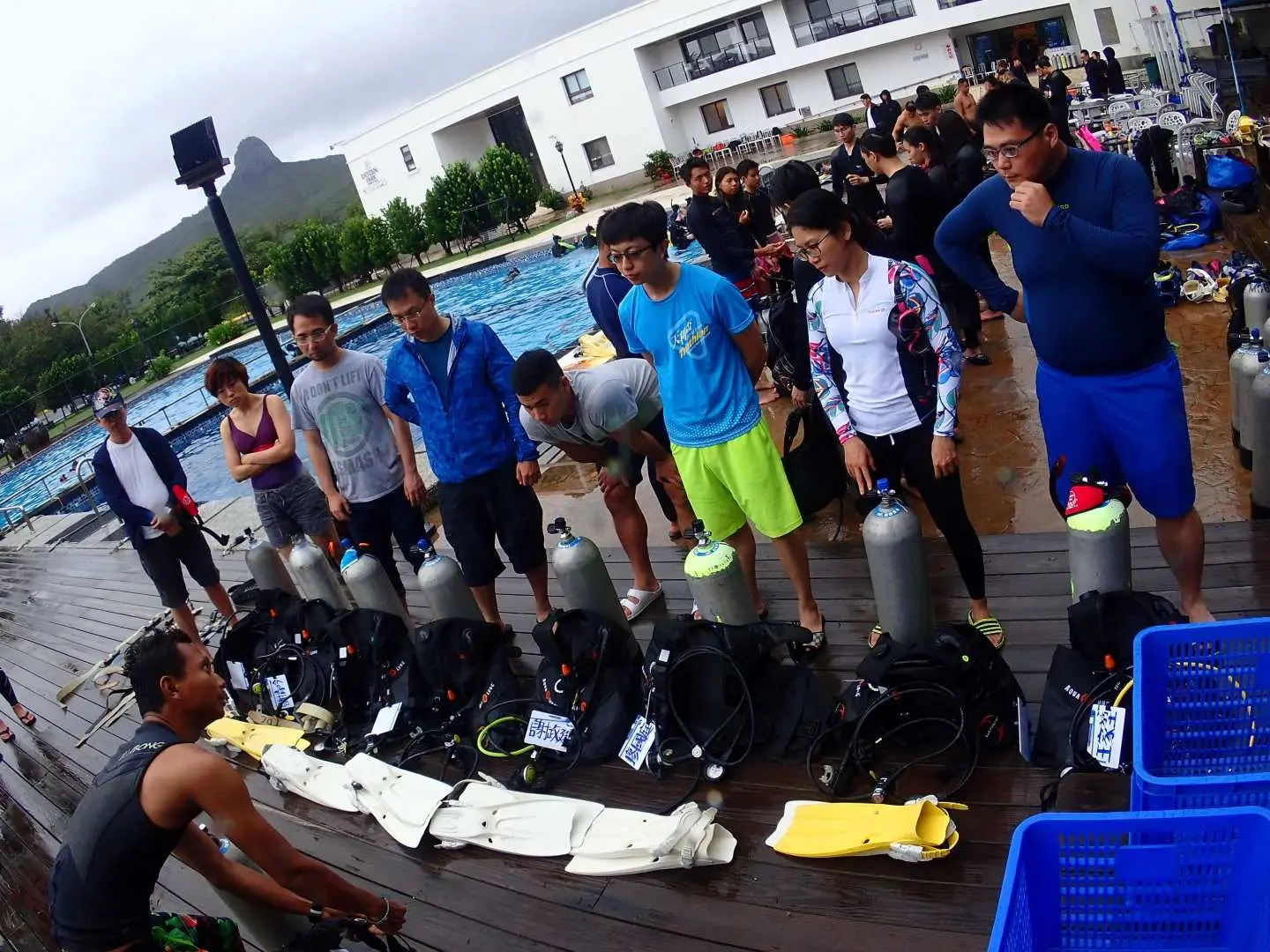 台灣墾丁體驗潛水行前準備，教練於岸邊指導學員熟悉潛水裝備與技巧，確保安全無虞。