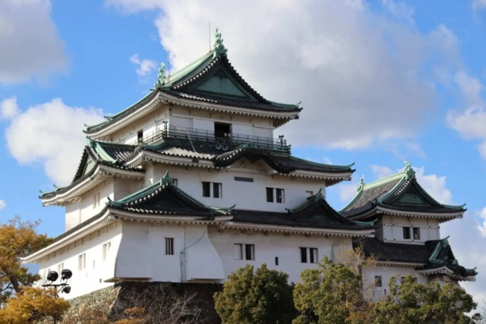 和歌山城天守閣在藍天下巍然矗立，展現日本古典建築之美，為和歌山一日遊增添歷史文化氣息。