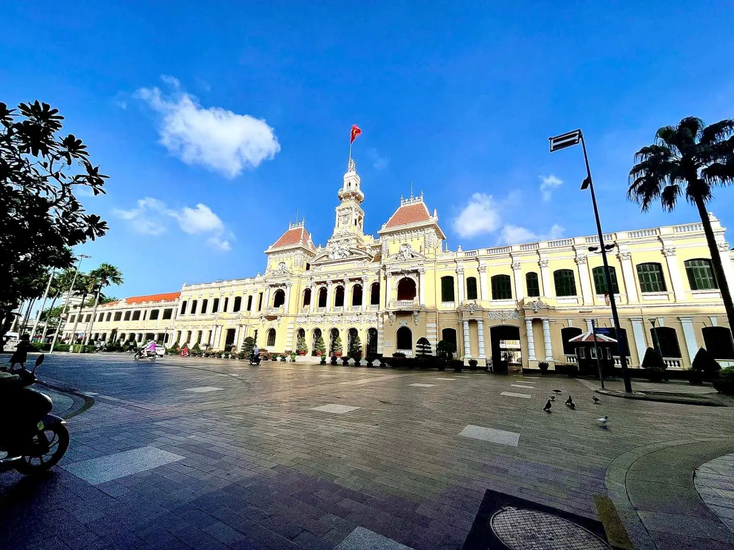 Nguyen Hue Walking Street + View HCMC City Hall & Bitexco Tower – Short walk along the city's most vibrant pedestrian boulevard.